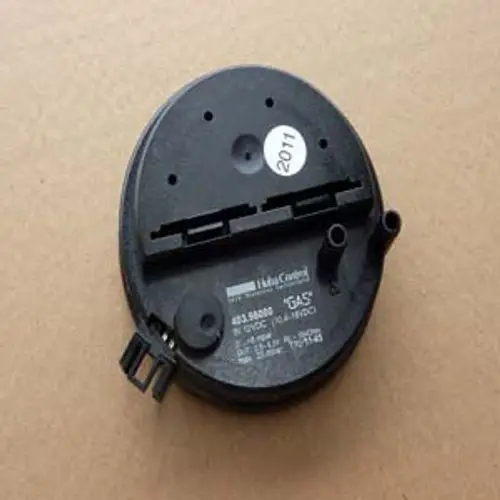 Luftdrucksensor von Remeha, schwarzes Gehäuse mit zwei Anschlussöffnungen und Etikett. Klare Bezeichnung und nummerische Markierungen auf der Oberseite sichtbar.